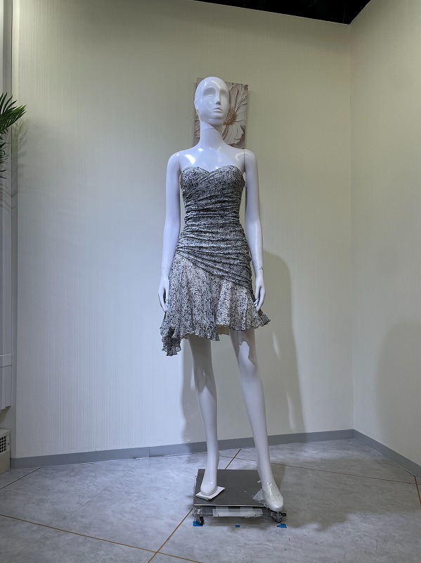 【レンタルドレス 4557】モノトーン総柄ギャザーアシンメトリースカートベアトップミニドレス グレー【THOMAS WYLDE】